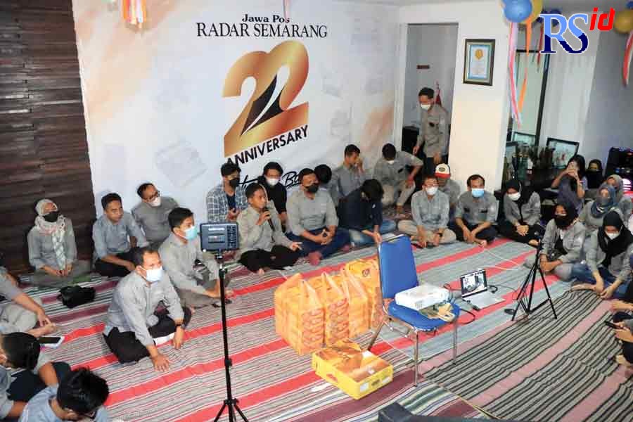 Kultum perdana digelar secara hybrid di kantor Jawa Pos Radar Semarang Jalan Veteran 55, Semarang, Kamis (7/4) kemarin. (NUR CHAMIM/JAWA POS RADAR SEMARANG)