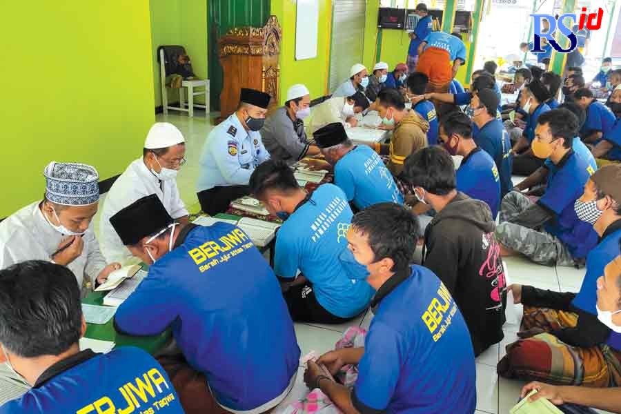 Para narapidana sedang melaksanakan kegiatan baca Alquran selama Ramadan. (Nurfa’ik Nabhan/Jawa Pos Radar Semarang)