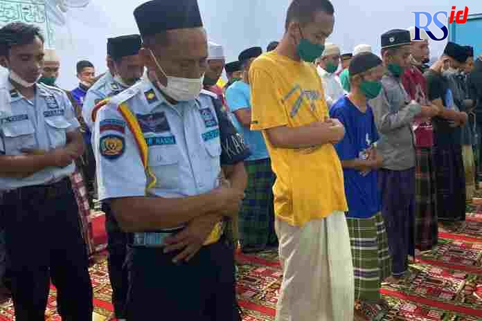 Warga binaan salat berjamaah bersama petugas Rutan Demak. (Wahib Pribadi/Jawa Pos Radar Semarang)