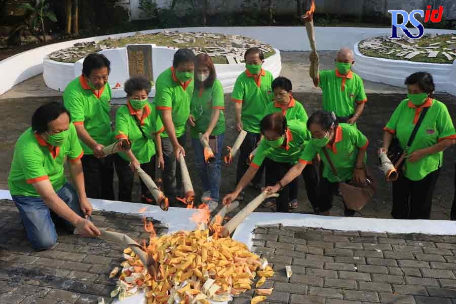 Umat keturunan Tionghoa membakar uang-uangan dan doa di Bong Bunder, Mugas, Semarang, untuk mengenang para leluhur. (NUR CHAMIM/ JAWA POS RADAR SEMARANG)