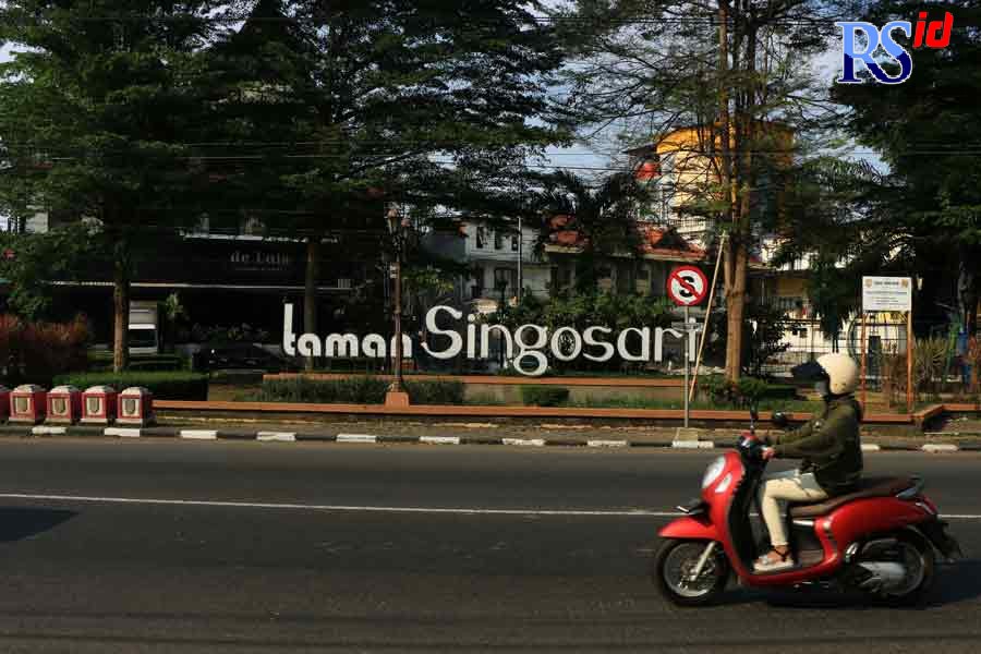 Warga melintas di Taman Singosari, Pleburan, Semarang yang akan dibangun menjadi Simpang Lima kedua. (NURCHAMIM/JAWA POS RADAR SEMARANG)