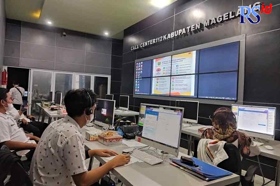 Petugas Call Center 112 Kabupaten Magelang bersiaga 24 jam. (RIRI RAHAYUNINGSIH/JAWA POS RADAR SEMARANG)