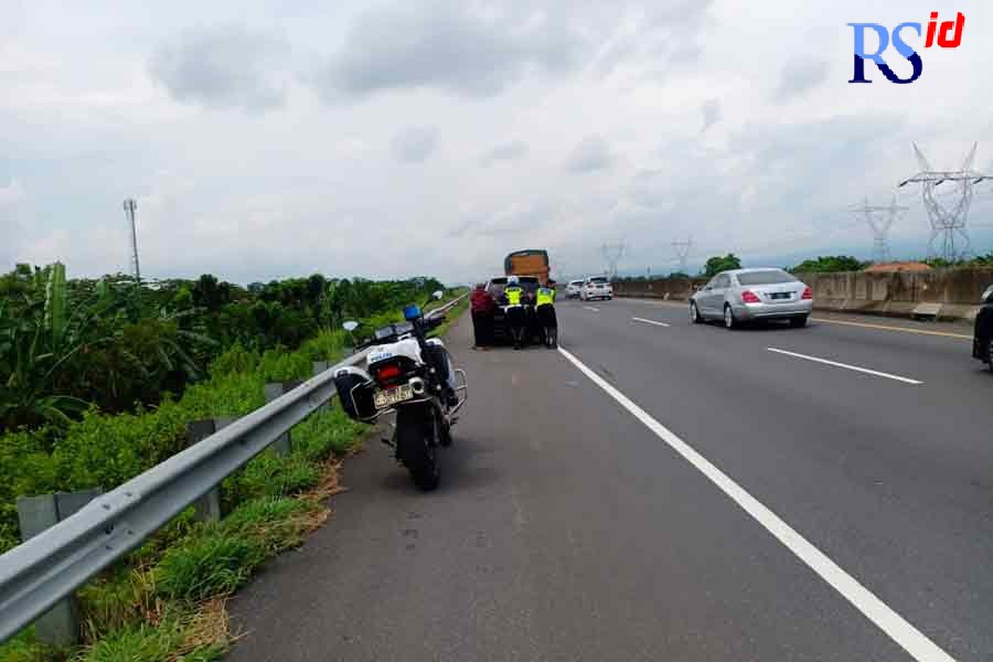 Anggota Satlantas Polres Pekalongan membantu mendorong mobil pemudik yang mogok di ruas Tol Pemalang - Batang, kemarin. (Istimewa)