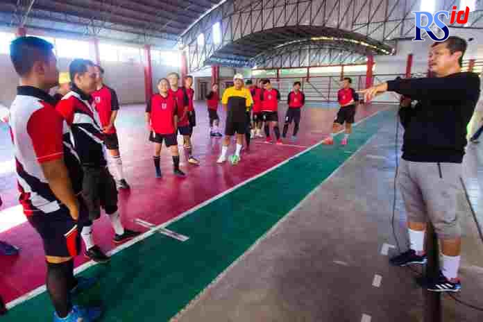 Kepala Dispora Kota Semarang Fravarta Sadman ketika mengecek lapangan futsal di Lapangan Sidodadi beberapa waktu lalu. (Istimewa)