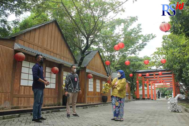 Direktur Utama PT PRPP Jawa Tengah Titah Listyorini (kanan) dan Business Development Manager PT PRPP Jawa Tengah Elwin M (tengah) sedang menjelaskan beragam wahana dan hiburan nantinya saat acara Lebaran Fair 2022. (Iqbal Amar/Jawa Pos Radar Semarang)