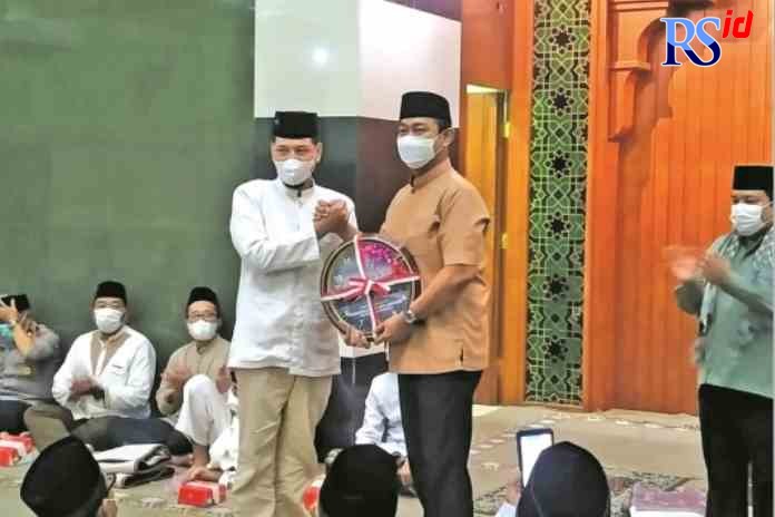 TARLING : Wali Kota Semarang Hendrar Prihadi dalam Safari Ramadan dan Tarling di Masjid At-Taqwa Wonodri Rumah Sakit Roemani Muhammadiyah Kamis malam (14/4). (M IQBAL AMAR/JAWA POS RADAR SEMARANG)