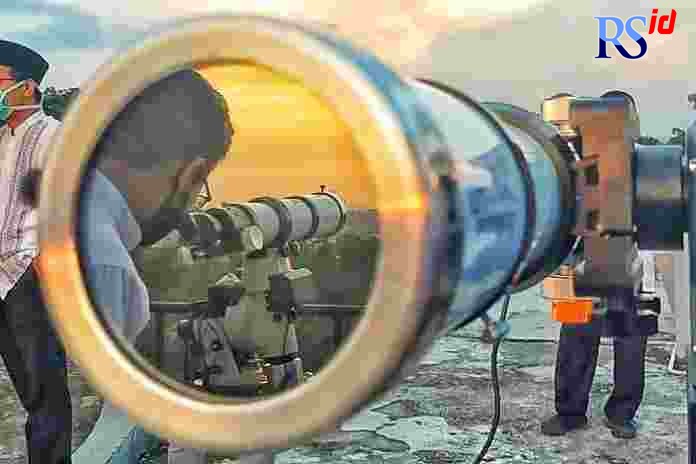 LIHAT HILAL : Tim rukyatul hilal dari UIN Walisongo sedang melihat hilal dari Observatorium UIN Walisongo Semarang, kemarin. (ISTIMEWA)