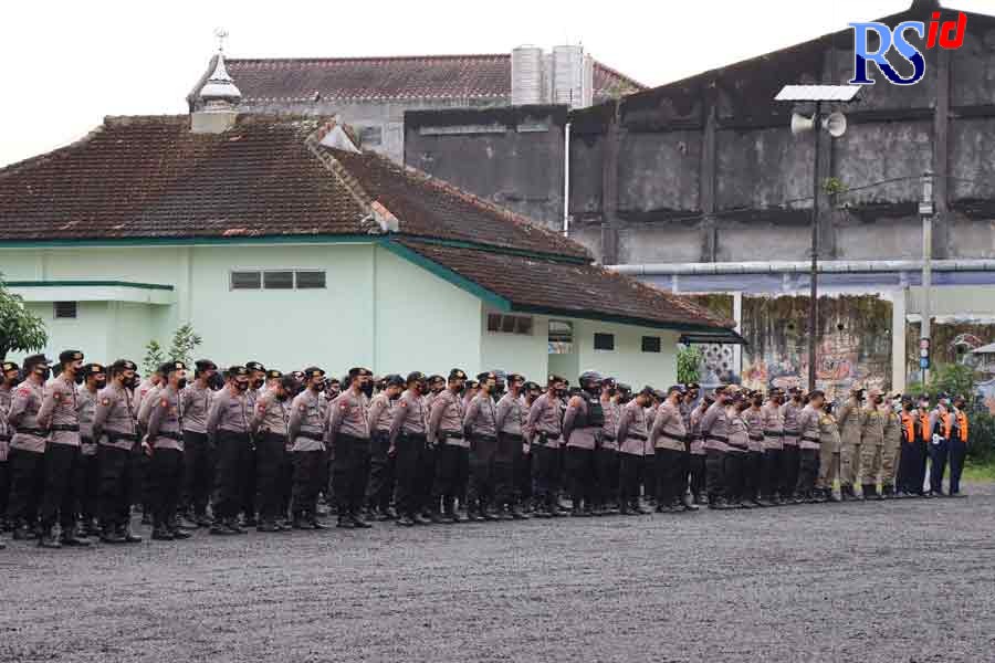 Apel gelar pasukan persiapan pengamanan aksi demo di Magelang. (ROFIK SYARIF G P/JAWA POS RADAR SEMARANG)