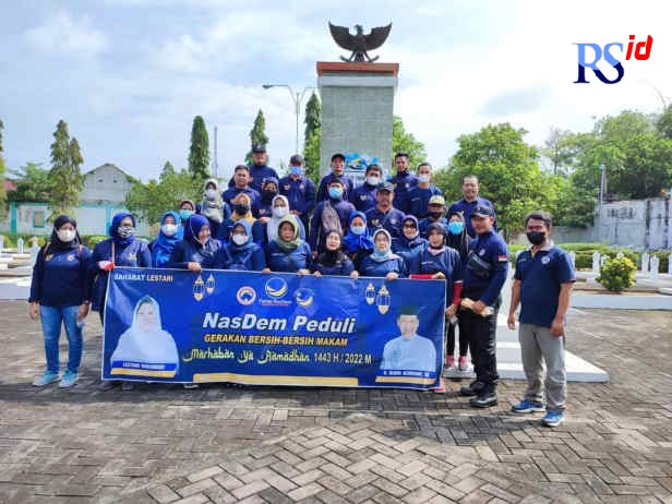 Para kader Partai NasDem dan Sahabat Lestari Demak melakukan bhakti sosial bersih makam pahlawan. (Wahib Pribadi/Jawa Pos Radar Semarang)