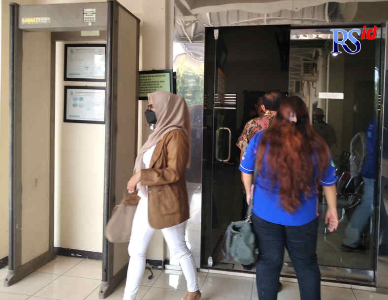 Selebgram TE hadir di persidangan kasus prostitusi di Pengadilan Negeri Semarang, Selasa (12/4). (IDA FADILAH/JAWA POS RADAR SEMARANG)