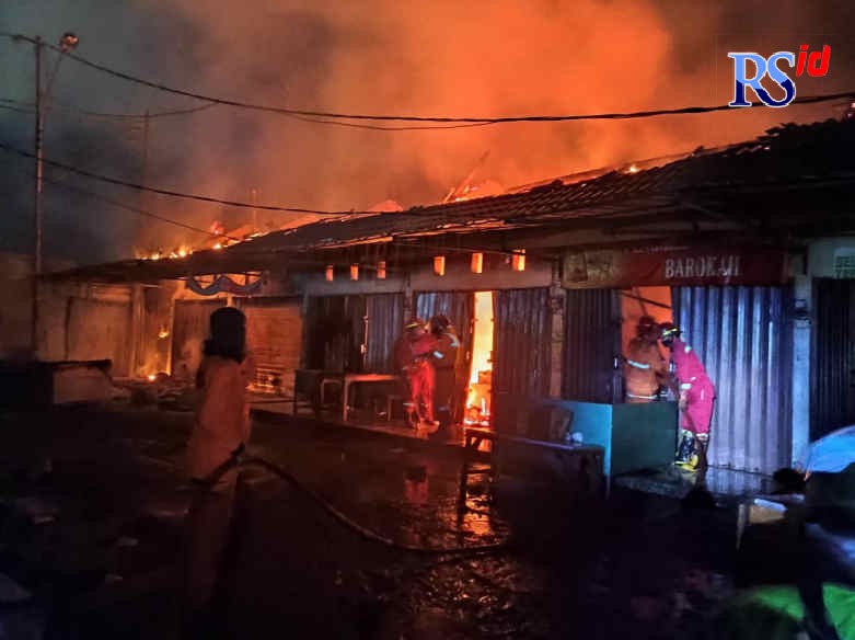 Kios tempat pengiling daging di pasar Projo Ambarawa habis kebakar. Kamis (14/4). (Maria Novena/Jawa Pos Radar Semarang)