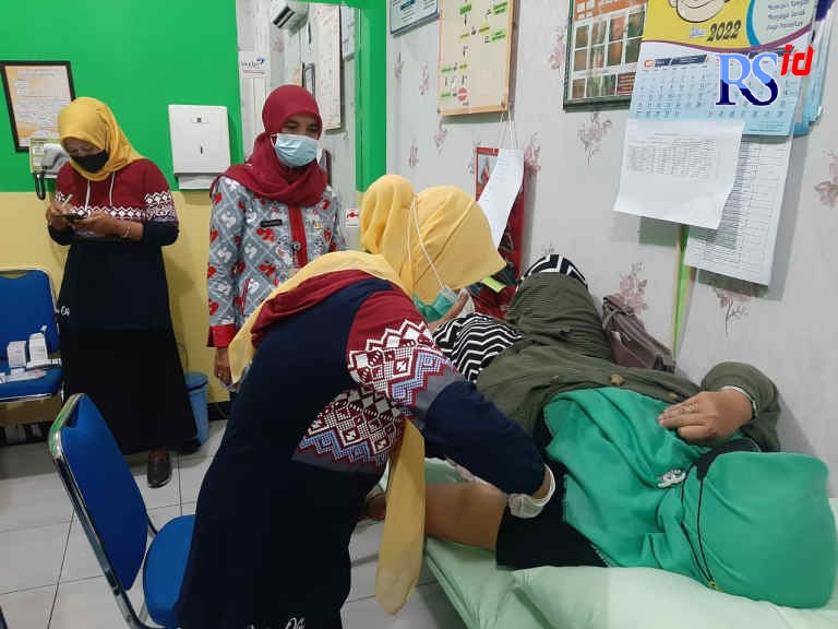 Para akseptor sedang menjalani layanan KB di Puskesmas Bonang.(Wahib Pribadi/Jawa Pos Radar Semarang)
