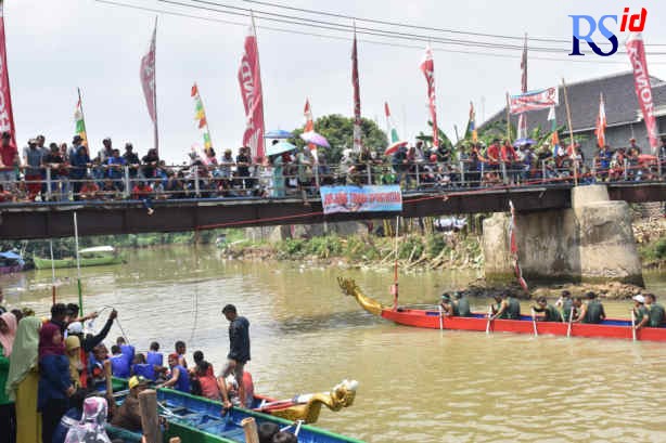Peserta lomba dayung tradisional sedang berjuang menjadi yang terdepan saat lomba beberapa tahun lalu. (Istimewa)