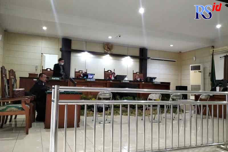 Suasana sidang kasus mucikari terdakwa Bobby Junaidi di PN Semarang, Selasa (19/4) secara virtual. (IDA FADILAH/JAWA POS RADAR SEMARANG)