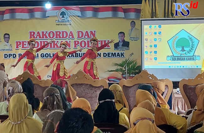 Rakorda Partai Golkar Demak dibuka demgan seni tari tradisional. (Wahib Pribadi/Jawa Pos Radar Semarang)