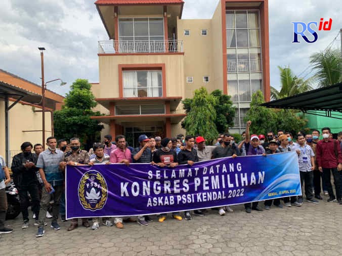 Perwakilan voter Askab PSSI Kendal saat meminta kongres Askab Kendal diulang Senin (25/4). (DEVI KHOFIFATUR RIZQI/ JAWA POS RADAR SEMARANG)