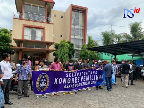 Perwakilan voter Askab PSSI Kendal saat meminta kongres Askab Kendal diulang Senin (25/4). (DEVI KHOFIFATUR RIZQI/ JAWA POS RADAR SEMARANG)