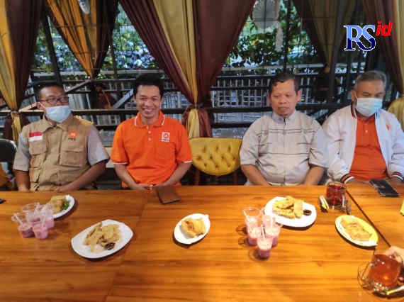 Ketua DPD PKS Latif Nahari saat bertemu wartawan dalam acara buka bersama media di RM Omah kebon pada Senin (25/4/2022) sore. (Dhinar Sasongko/Jawa Pos Radar Semarang)