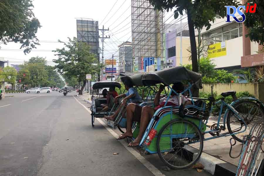Para Penarik Becak menunggu penumpang di jalan Imam Bonjol Selasa (12/4/2022). (Novendra Bara Mukti/Jawa Pos Radar Semarang)