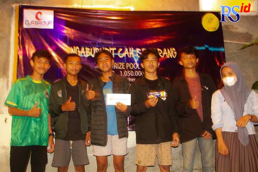 Para pemenang kompetisi Mobile Legend Ngabuburit Cah Semarang berfoto bersama usai penyerahan hadiah. (Istimewa)