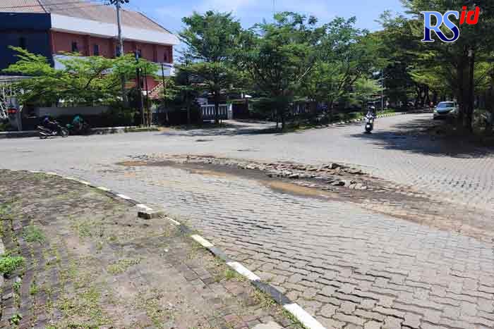 Kondisi jalan bundaran Puri Anjasmoro yang rusak. Paving mengelupas, jalan bergelombang. (M Ridwan Tri Anggoro / Jawa Pos Radar Semarang)