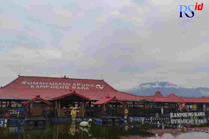Rumah Makan Apung Kampoeng Rawa yang menyediakan berbagai macam menu pilihan. (Nurfaik Nabhan/Jawa Pos Radar Semarang)