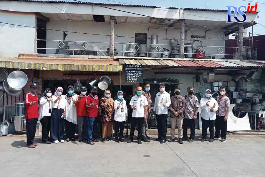 Kunjungan Sekretaris Kabinet dan Kementerian Perindustrian ke Kampung Tematik Logam Bugangan, Rabu (20/4). (FIGUR RONGGO WASSALIM/ JAWA POS RADAR SEMARANG)