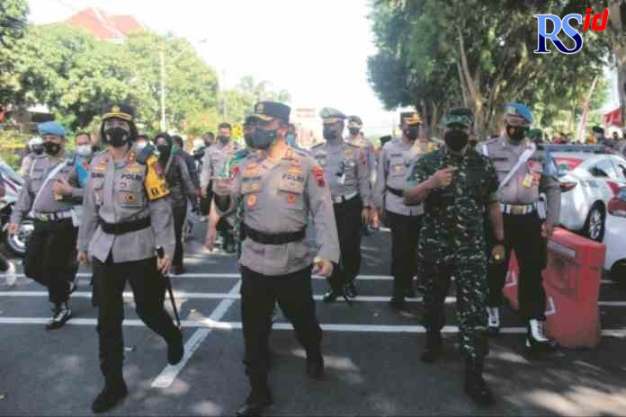 SAMBUT LEBARAN : Kapolda Jateng Irjen Pol Ahmad Luthfi bersama jajaran usai gelar pasukan di Alun-alun Kota Magelang, Jumat (22/4). (ROFIK SYARIF G P/RADAR MAGELANG)