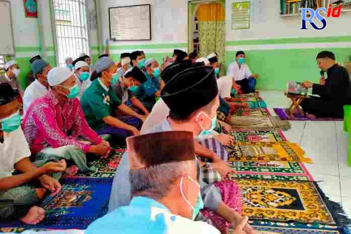 Napi sekaligus santri Ponpes Darul Ulum Lapas Pekalongan saat melaksanakan kegiatan pengajian jelang buka puasa, Senin (11/4). (NANANG RENDI AHMAD/JAWA POS RADAR SEMARANG)