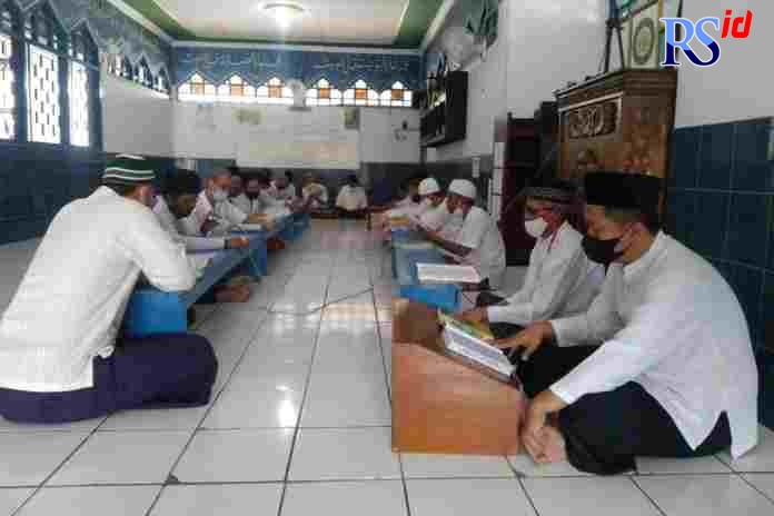 Para Napi di Lapas Kelas IIA Kendal melaksanakan Tadarus Qur’an selama Ramadan ini. (BUDI SETIYAWAN/JAWA POS RADAR SEMARANG)