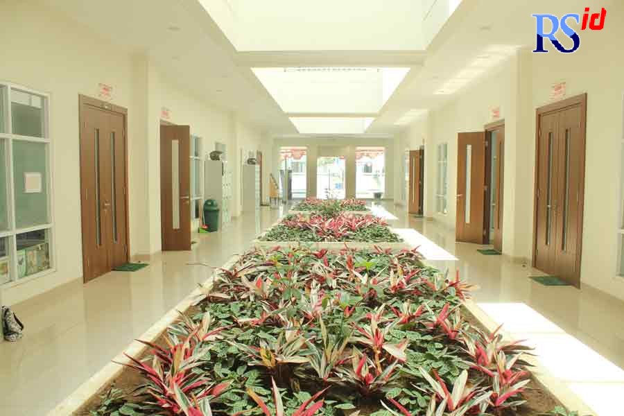 Kampus UIN Walisongo Semarang sudah menerapkan konsep green campus dalam penyiapan sarana dan prasaran kampus, termasuk bangunan yang dilengkapi dengan taman.  (M IQBAL AMAR/JAWA POS RADAR SEMARANG)