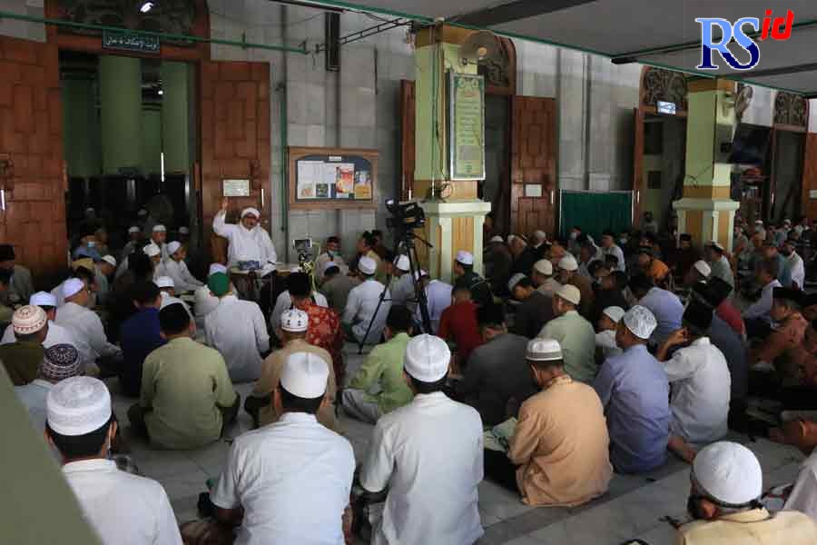 Jamaah mengikuti kajian tafsir Alquran. (NUR CHAMIM/JAWA POS RADAR SEMARANG)