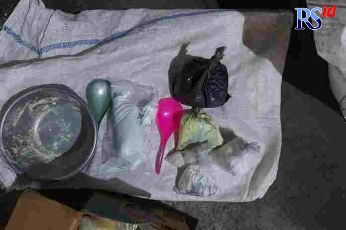 Bahan peledak diracik menjadi obat mercon pelaku EYR berhasil diamankan. (Maria Novena/Jawa Pos Radar Semarang)