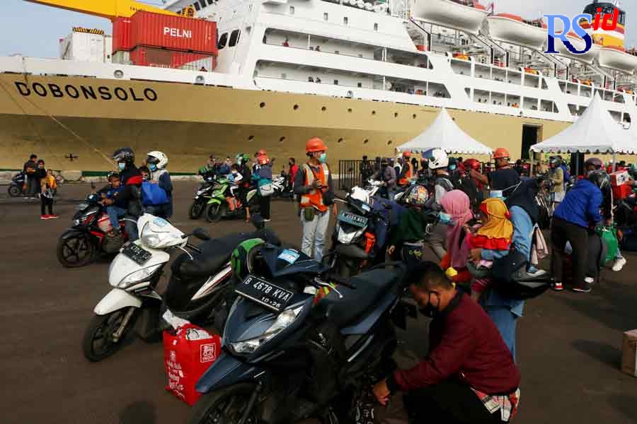 Para pemudik turun dari KM Dobonsolo yang bersandar di Pelabuhan Tanjung Emas, Semarang, kemarin. Kapal bagi pemudik gratis ini membawa 470 penumpang dan 323 sepeda motor. (NUR CHAMIM/ JAWA POS RADAR SEMARANG)
