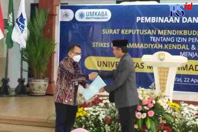 Penyerahan SK Umkaba oleh Kepala Lembaga Layanan Pendidikan Tinggi Wilayah VI Kemendikbud RI kepada PD Muhammadiyah Kendal dan Batang. (BUDI SETIYAWAN/JAWA POS RADAR SEMARANG)
