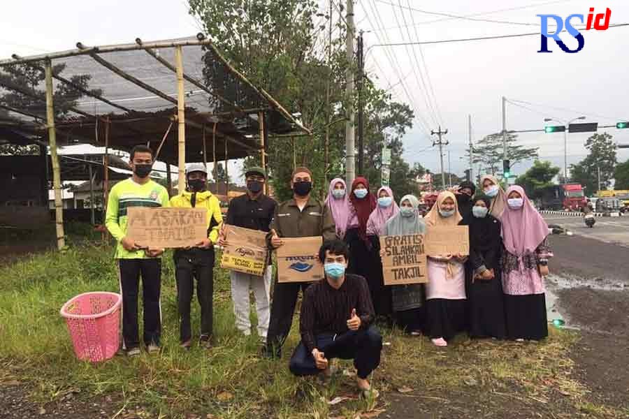 Hampir tiap hari selama Ramadan, Ismail Deareh Chehusin, mahasiswa asal Thailand, berbagi takjil kepada para pengguna jalan yang melewati JLS Salatiga. (Istimewa)