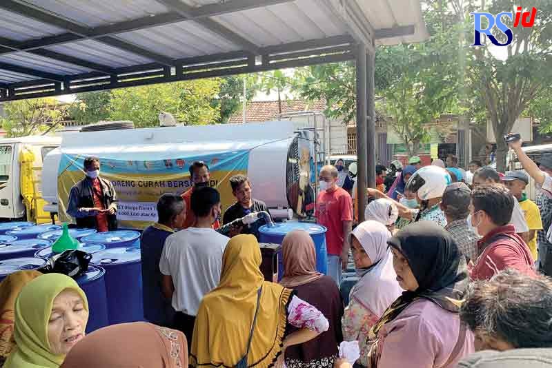 Sejumlah pedagang mengantre untuk mendapat jatah minyak goreng curah bersusidi di Pasar Kendal Kamis (14/4). (DEVI KHOFIFATUR RIZQI/ JAWA POS RADAR SEMARANG)