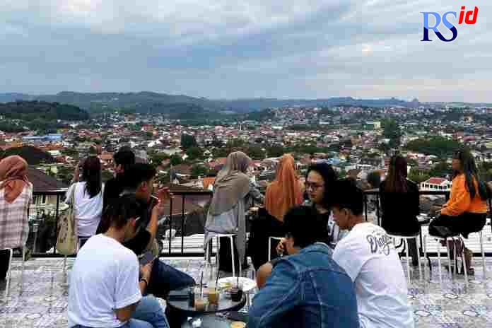 Para mahasiswa menikmati suasana Kota Semarang dari Kedai Kopi Antariksa. (Istimewa)