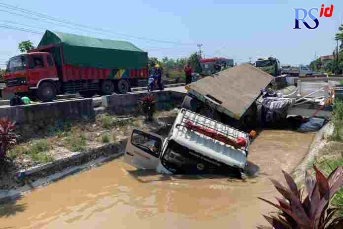 Kondisi truk tronton yang terjun ke sungai di Desa Karangsuno RT 04 RW 02. (DEVI KHOFIFATUR RIZQI/ JAWA POS RADAR SEMARANG)