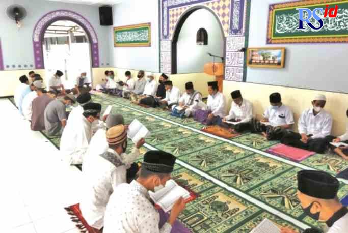 TADARUS ALQURAN : Para napi Lapas Kelas IIA Magelang yang muslim melakukan tadarus Alquran rutin selama Ramadan. (LUQMAN SULISTIYAWAN/JAWA POS RADAR MAGELANG)