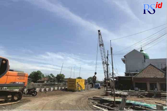 DIMULAI: Pembangunan tanggul laut di kawasan Kampung Nelayan Bandengan, Kendal. (DEVI KHOFIFATUR RIZQI/ JAWA POS RADAR SEMARANG)