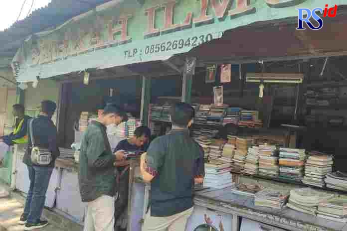 Beberapa pembeli sedang mencari buku di lapak toko buku bekas di sekitar Stadion Diponegoro Semarang. (M RIDWAN TRI ANGGORO/JAWA POS RADAR SEMARANG)