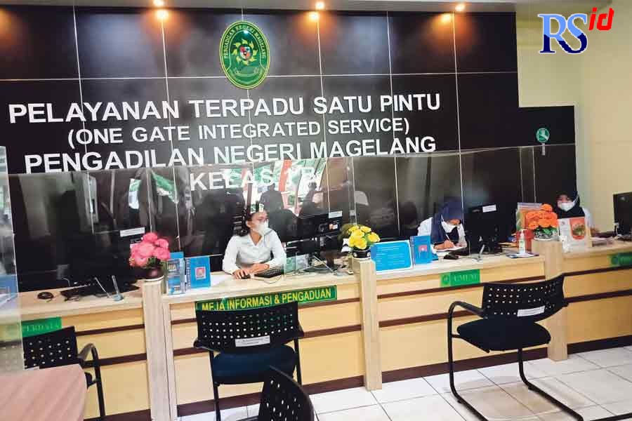 Pelayanan di Pengadilan Negeri Magelang. Berbagai terobosan dilakukan untuk memudahkan pelayanan masyarakat. (Rofik Syarif/Jawa Pos Radar Semarang)
