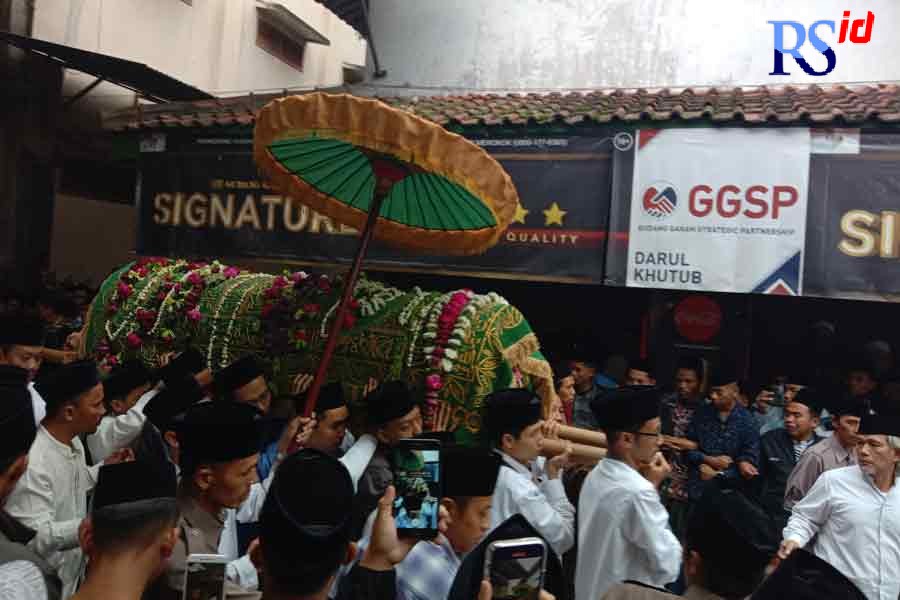 Para pelayat memadati Ponpes API Tegalrejo, Kabupaten Magelang untuk mengantarkan Nyai Hj Nur Chalimah Chudlori ke peristirahatan terakhirnya. (Nova Nur Afifah/Jawa Pos Radar Semarang)