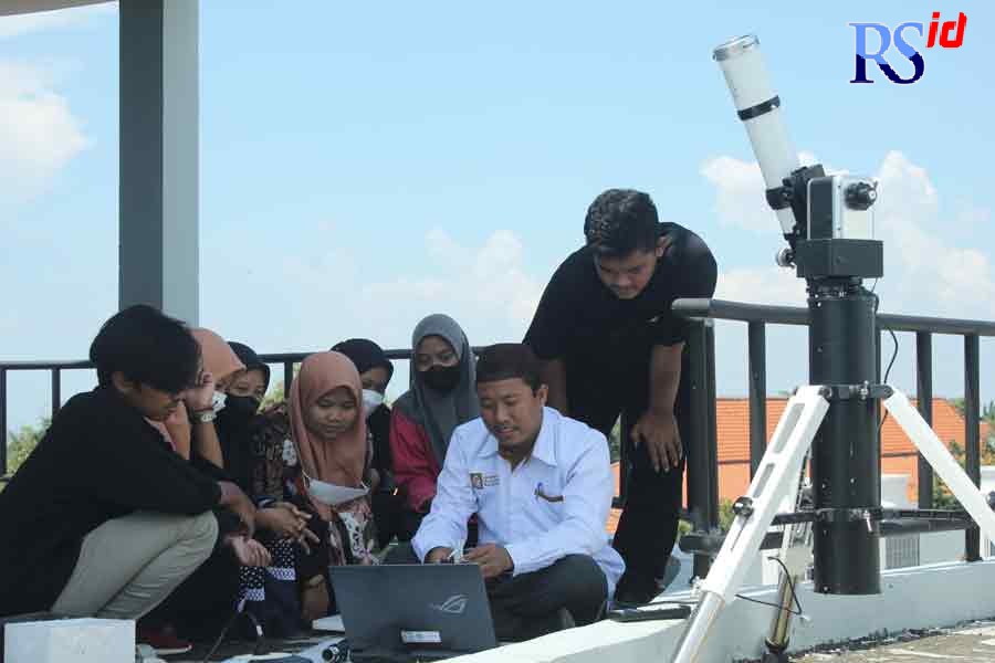 Mahasiswa Ilmu Falak melakukan praktik bersama dosennya M Ihtirozum Niam di observatorium yang pelaratannya sudah digitalize semua. (M IQBAL AMAR/JAWA POS RADAR SEMARANG)