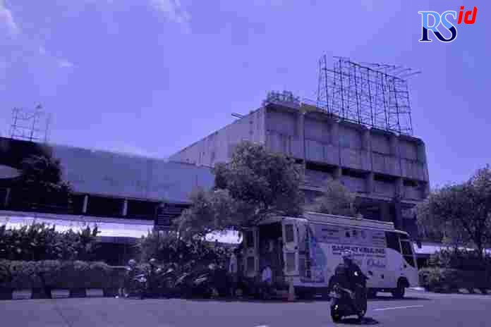 Sejumlah reklame di Kawasan Simpang Lima mulai ditertibkan agar tidak merusak estetika Kota Semarang. (ADENNYAR WYCAKSONO/JAWA POS RADAR SEMARANG)