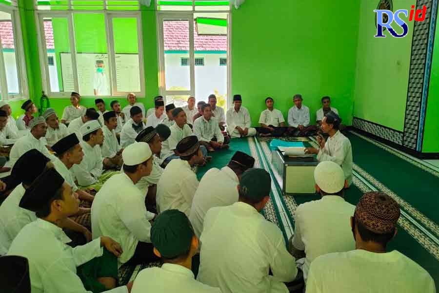 Suasana pengajian di Lapas Kelas IIB Batang, Kanwil Kemenkumham Jateng, menggelar pengajian rutin selama bulan Ramadan. (RIYAN FADLI/JAWA POS RADAR SEMARANG)