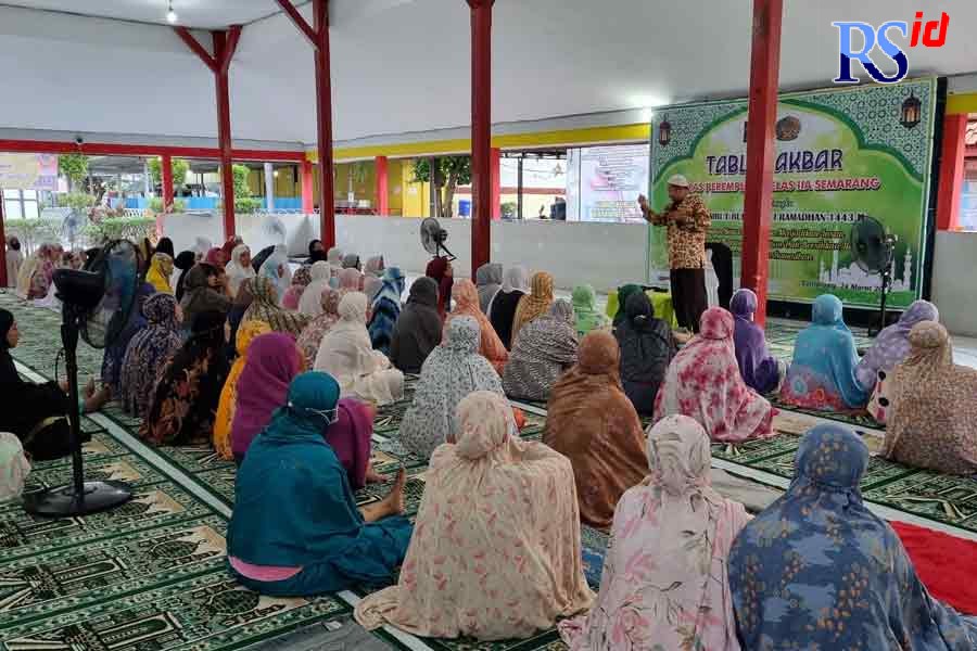 Napi mengikuti tausiyah menjelang waktu buka puasa selama bulan Ramadan. (TITIS ANIS FAUZIYAH/JAWA POS RADAR SEMARANG)