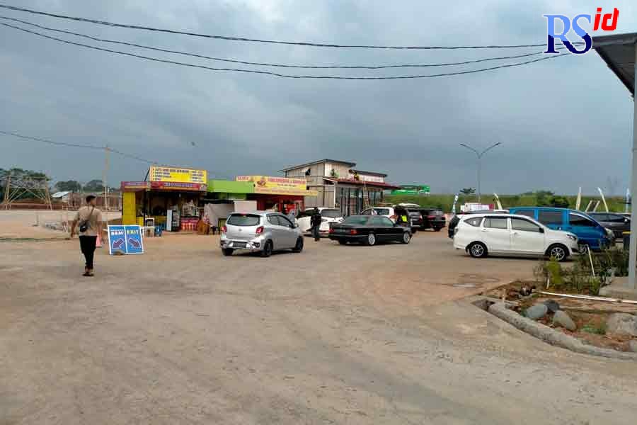 Suasana di rest area 338 A atau Pegandon, Senin (25/4). (NANANG RENDI AHMAD/JAWA POS RADAR SEMARANG)