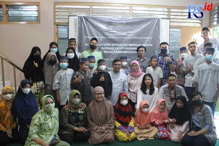 Jajaran manajemen Horison Ultima Semarang member santunan dan menu buka puasa kepada anak yatim dan dhafa di Panti Asuhan Muwanah, Jalan Jomblang Timur No. 829, Jumat (22/4). (Iqbal Amar/Jawa Pos Radar Semarang)
